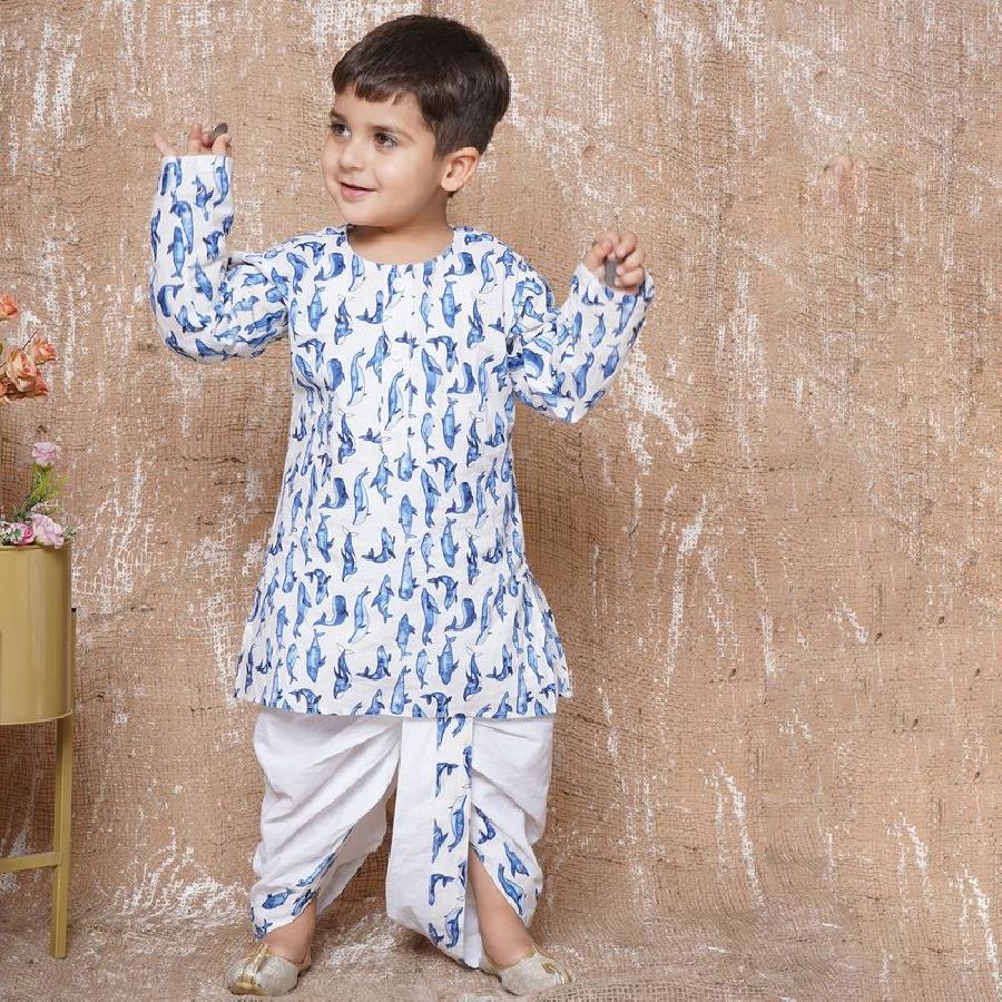 This printed kurta with dhoti pants has straight above knee kurta, and has a mandarin collar, long sleeves, straight hem, side slits. dhoti pants, has elasticated waistband, drawstring closure.